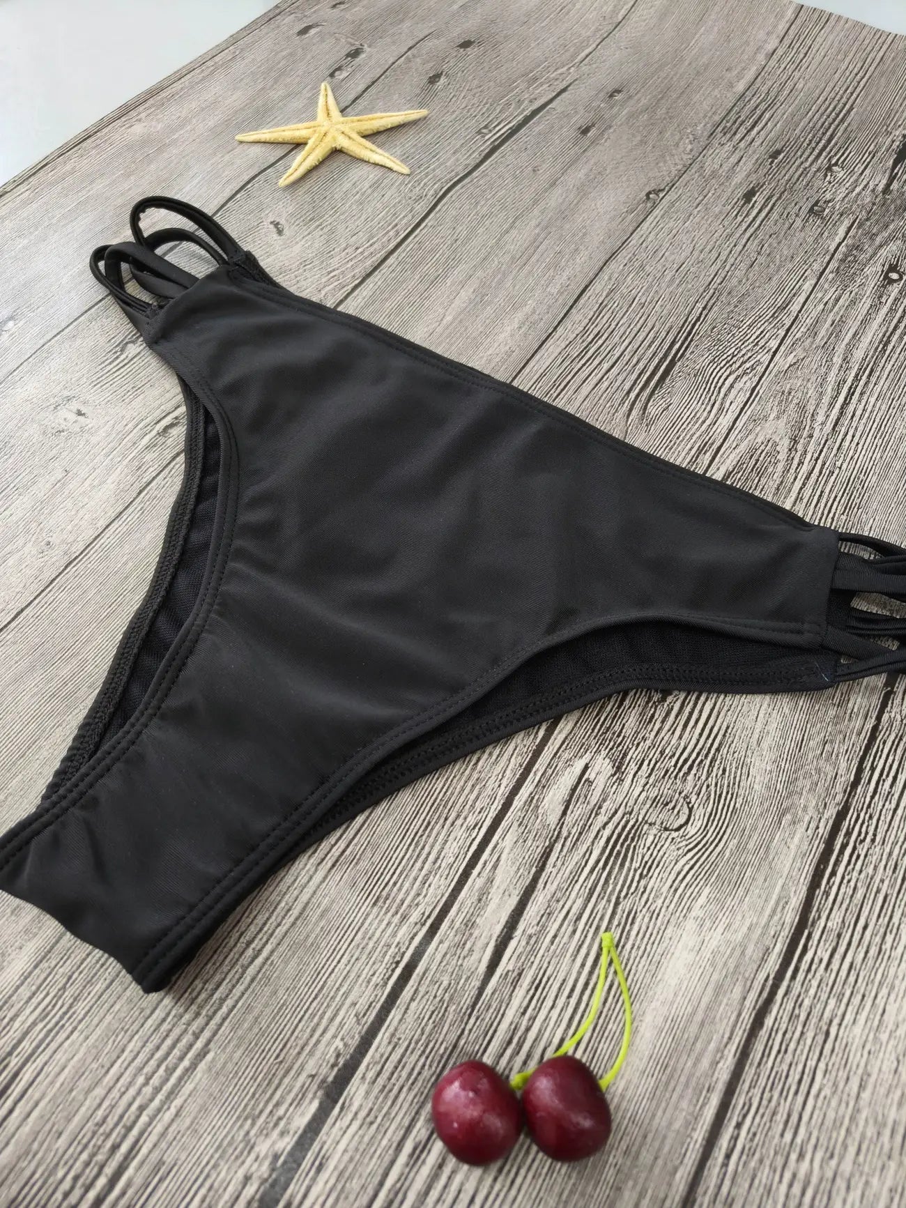 Bas de bikini échancré à brides multiples – Coupe sexy et minimaliste pour un look de plage stylé