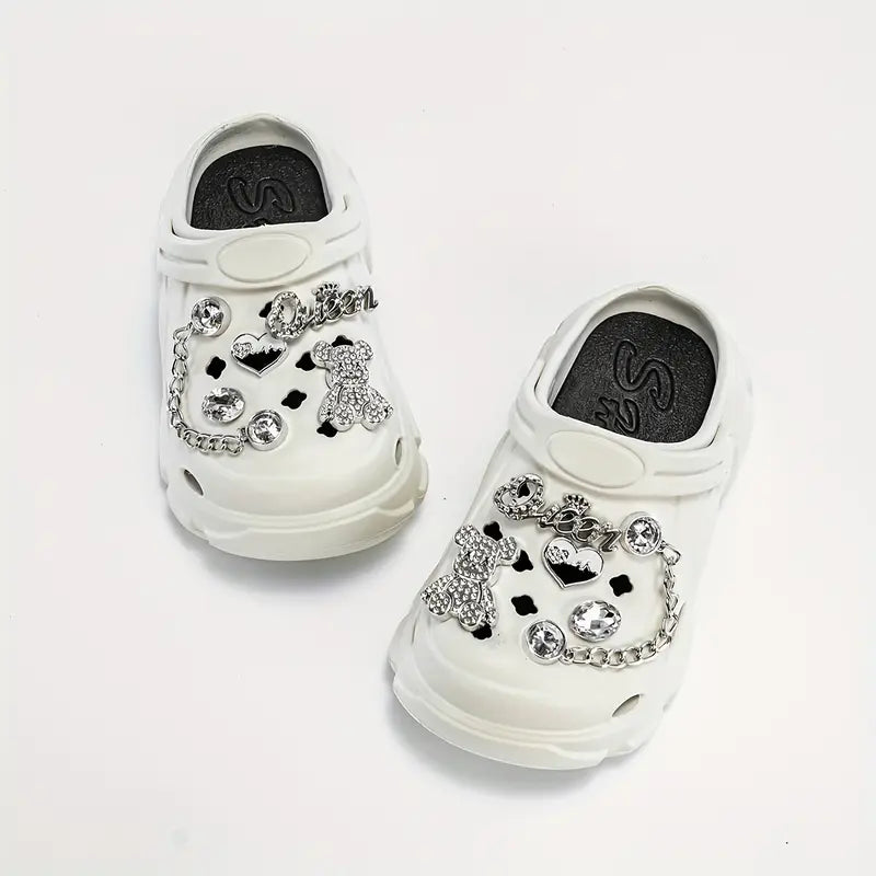 Sabots garçon blancs avec décorations – Mules tendance et confortables pour l’été