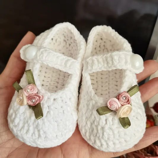 Chaussons bébé fille tricotés blancs avec fleurs – Chaussures de naissance élégantes