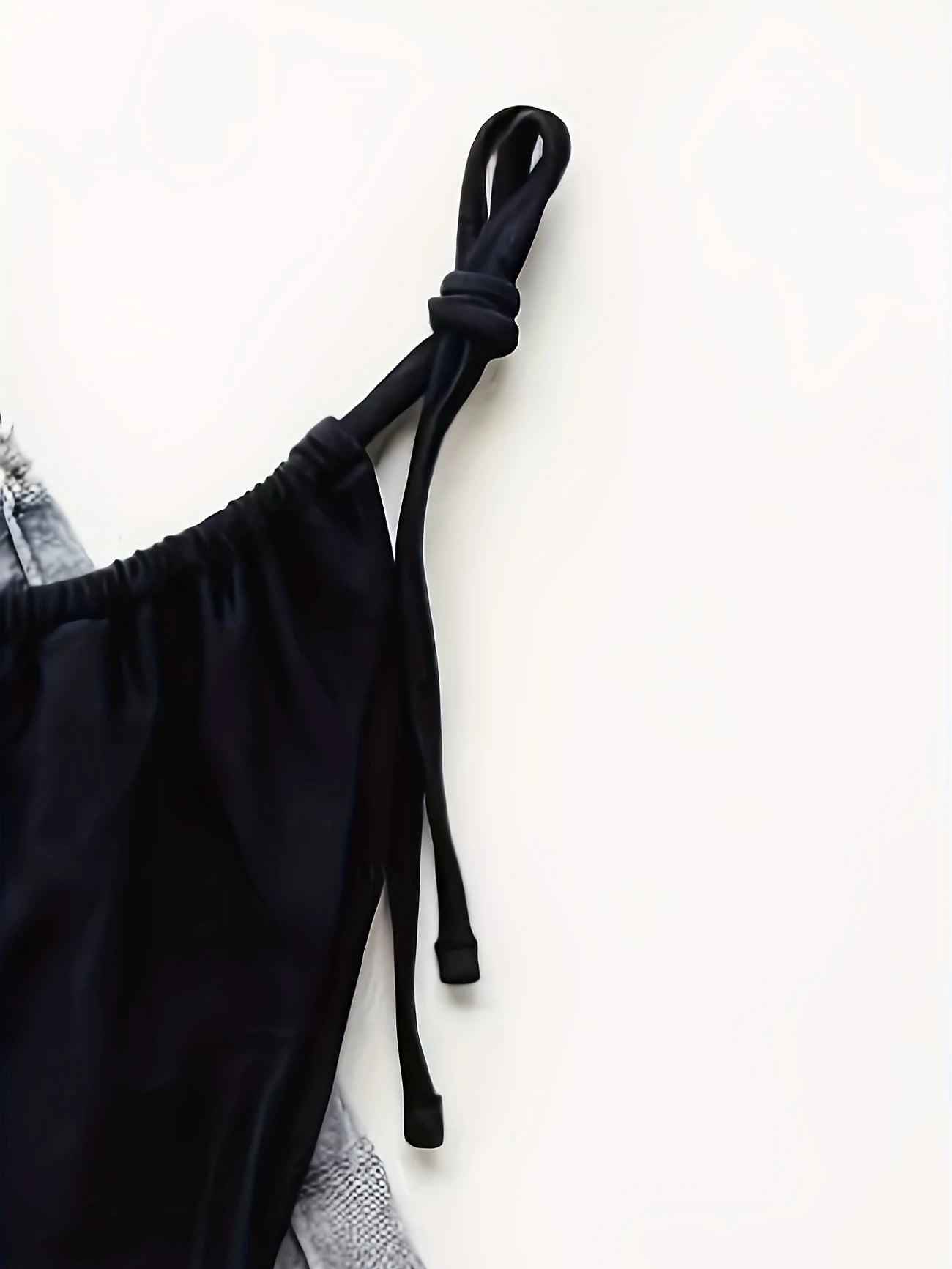 Bas de bikini violet froncé/noir à nouer – Coupe échancrée et tissu stretch pour sublimer les courbes