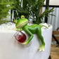 Statuette grenouille décorative avec verre de vin – Sculpture de jardin humoristique et originale