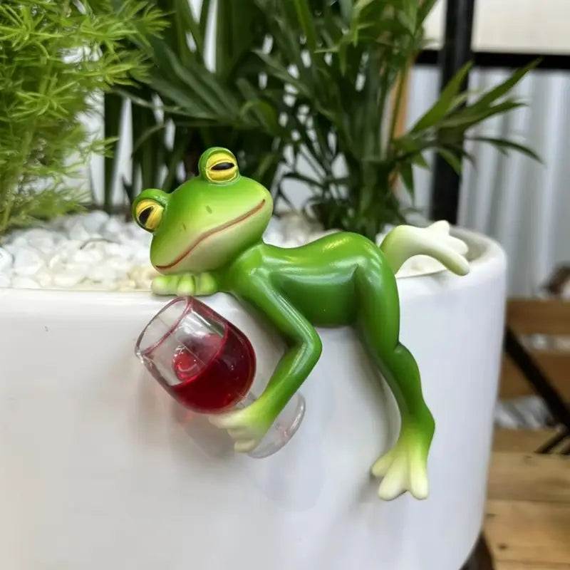 Statuette grenouille décorative avec verre de vin – Sculpture de jardin humoristique et originale