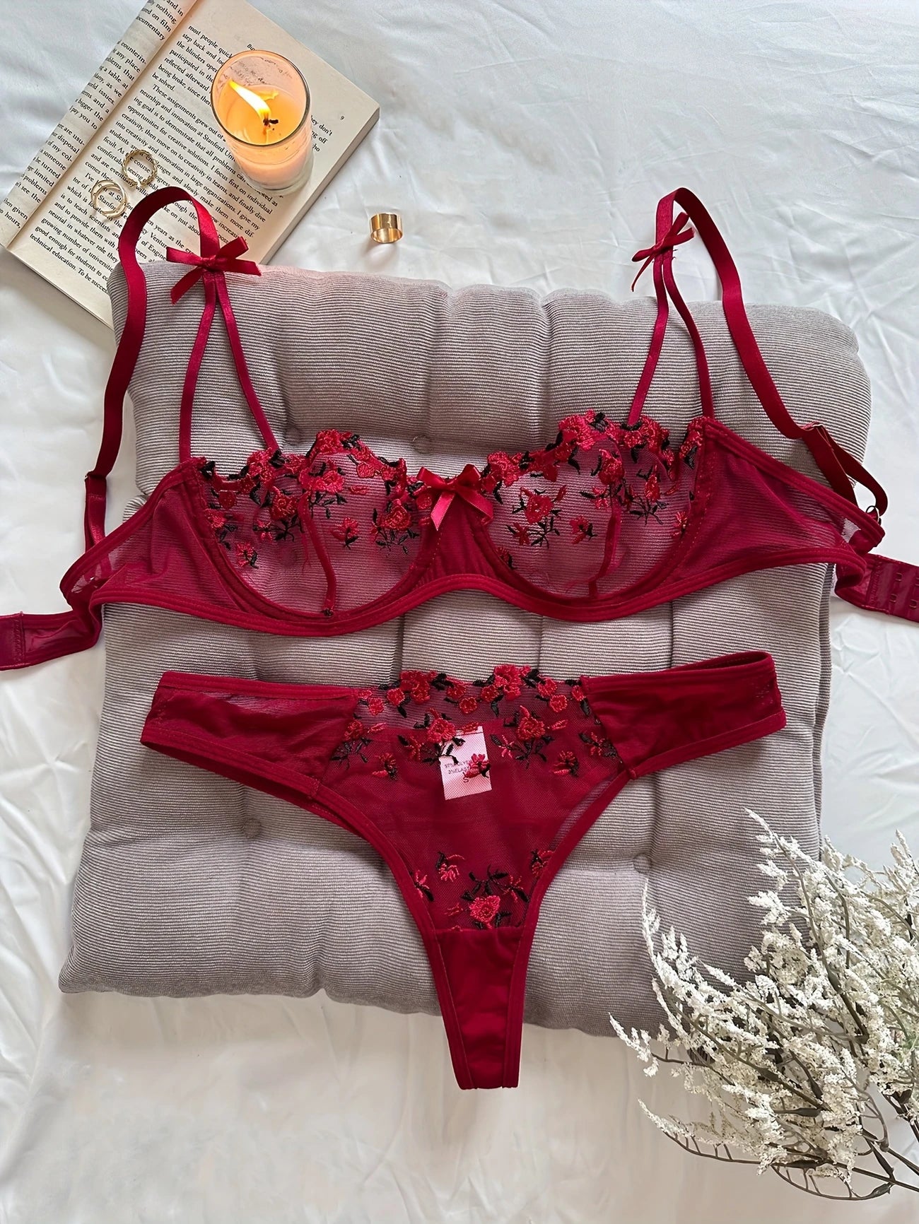 Ensemble Lingerie Sexy Femme en Dentelle Transparente – Soutien-Gorge à Armatures et Tanga Fleurs Brodées