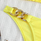Bas de bikini à maillons dorés – Coupe échancrée et détails glamour pour un été éclatant