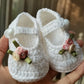 Chaussons bébé fille tricotés blancs avec fleurs – Chaussures de naissance élégantes