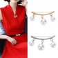 Épingle décorative femme dorée avec perles blanches – Accessoire chic pour vêtements et manteaux