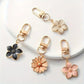 Porte-clés fleur en métal doré – Breloque élégante et féminine pour femme