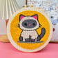 Broderie Punch Needle Chat Gris – Kit DIY en Laine pour Déco Murale Moderne