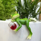 Statuette grenouille décorative avec verre de vin – Sculpture de jardin humoristique et originale
