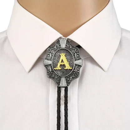 Cravate Bolo pour homme en cuir et métal gravé – Accessoire western élégant avec pendentif initiale dorée