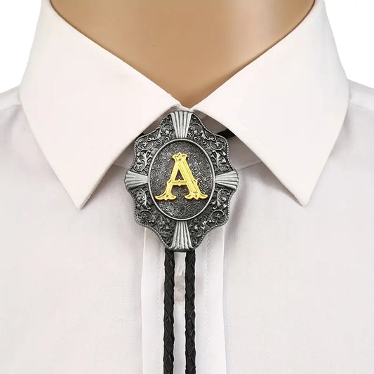 Cravate Bolo pour homme en cuir et métal gravé – Accessoire western élégant avec pendentif initiale dorée