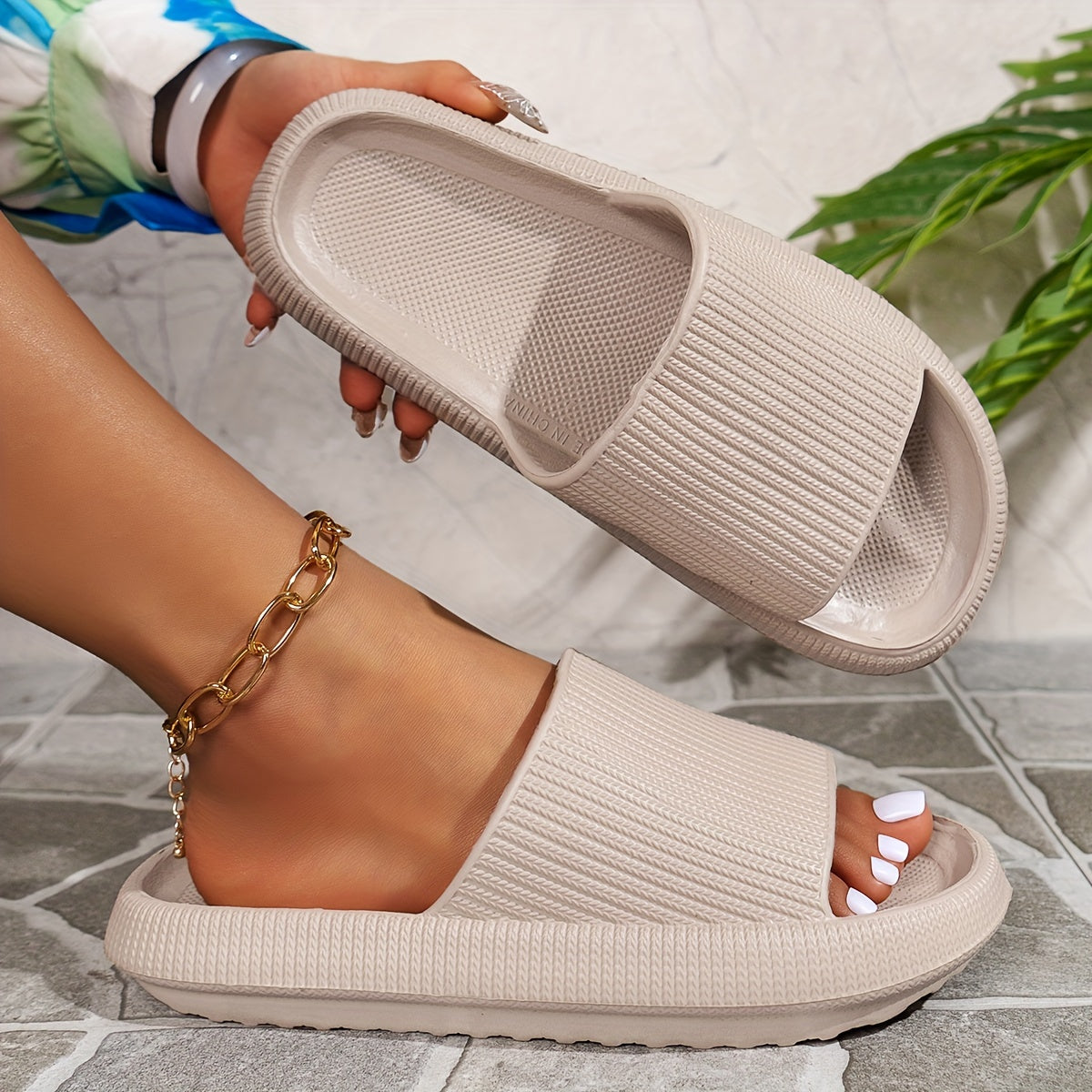 Claquettes – Semelle douce, coloris Beige