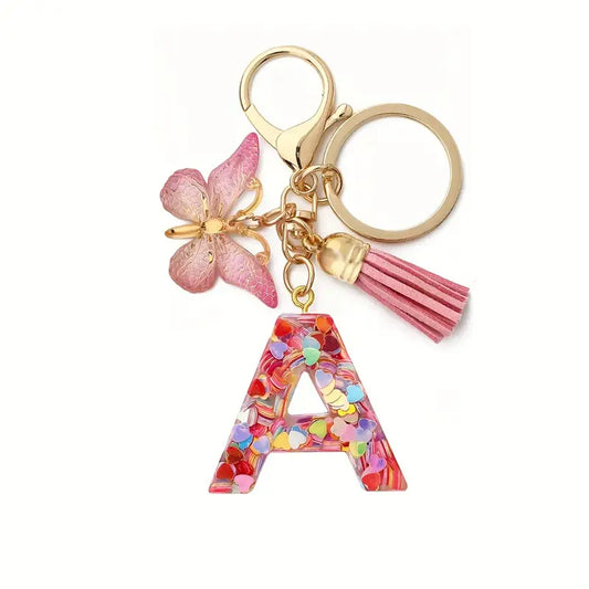 Porte-clés femme lettre initiale colorée – Breloque papillon et pompon rose tendance