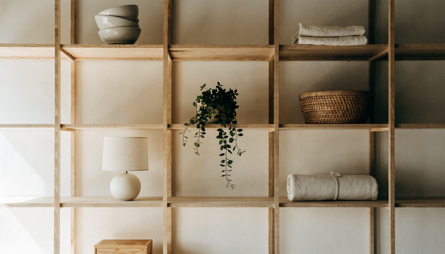 Étagère en bois clair garnie d'objets de maison