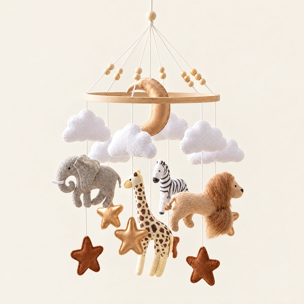 Mobile bébé en bois naturel et figurines en feutrine, 10 motifs au choix