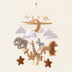 Mobile bébé en bois naturel et figurines en feutrine, 10 motifs au choix
