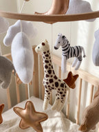 Mobile bébé en bois naturel et figurines en feutrine, 10 motifs au choix