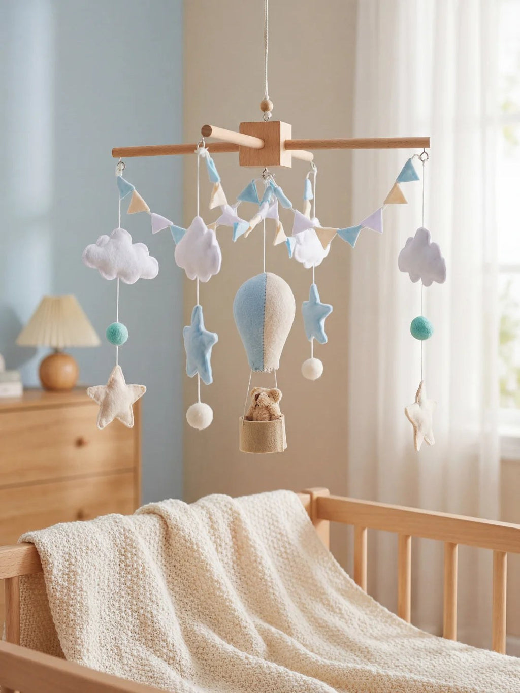Mobile bébé en bois naturel et figurines en feutrine, 10 motifs au choix