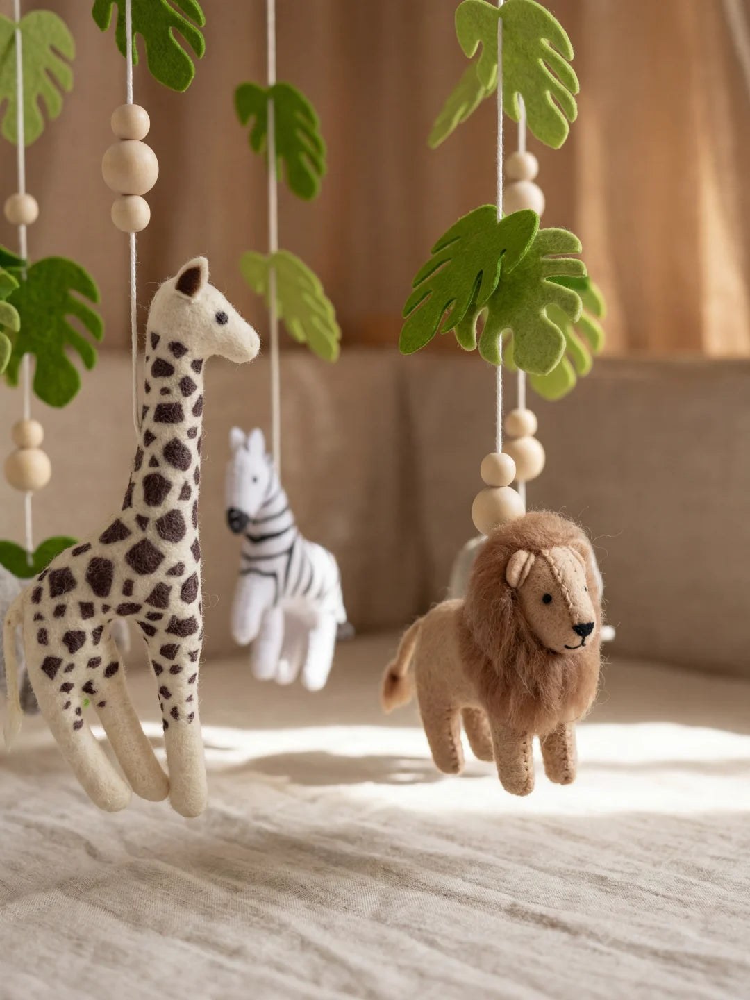 Mobile bébé en bois naturel et figurines en feutrine, 10 motifs au choix